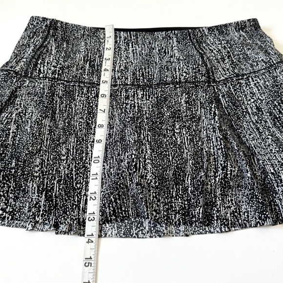Lululemon Lost In Peace Skirt Skort Women’s 10 Tennis Golf Black White Running - Picture 10 of 14